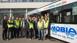 Mobia-Lotsen sind seit März wieder bei der Saarbahn im Einsatz. (Im Bild: Die Mobia-Lotsen der Saarbahn mit Peter Edlinger und Andreas Winter, Geschäftsführung Saarbahn, Thoams Schmidt, Projektleiter Mobia, sowie Christoph Strempel, Leiter Fahrdienst und Mobia-Lotsen sind seit März wieder bei der Saarbahn im Einsatz. (Im Bild: Die Mobia-Lotsen der Saarbahn mit Peter Edlinger und Andreas Winter, Geschäftsführung Saarbahn, Thoams Schmidt, Projektleiter Mobia, sowie Christoph Strempel, Leiter Fahrdienst und