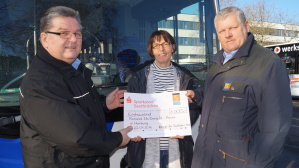 Tanja Meiser, Leiterin des Ronald McDonald Hauses in Homburg (Mitte), freut sich über den Spendenscheck der Saarbahn-Belegschaft. Übergeben konnten diesen die beiden Betriebsräte der Saarbahn GmbH Karlheinz Schmidt (links) und Markus Lauer (rechts). Tanja Meiser, Leiterin des Ronald McDonald Hauses in Homburg (Mitte), freut sich über den Spendenscheck der Saarbahn-Belegschaft. Übergeben konnten diesen die beiden Betriebsräte der Saarbahn GmbH Karlheinz Schmidt (links) und Markus Lauer (rechts).