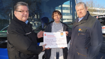 Saarbahn-Spende Tanja Meiser, Leiterin des Ronald McDonald Hauses in Homburg (Mitte), freut sich über den Spendenscheck der Saarbahn-Belegschaft. Übergeben konnten diesen die beiden Betriebsräte der Saarbahn GmbH Karlheinz Schmidt (links) und Markus Lauer (rechts)