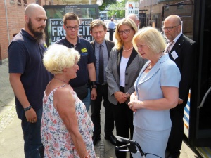 Die Forschungsministerin Johanna Wanka lernt mobisaar näher kennen (Bild Helmuth Bock) Wanka im Gespräch mit mobisaar-Fahrgast