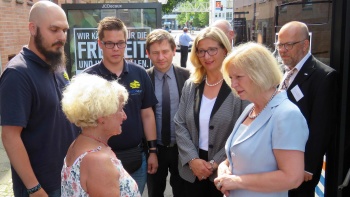 Die Forschungsministerin Johanna Wanka lernt mobisaar näher kennen Frau Professor Wanka im Gespräch mit mobisaar-Kundin