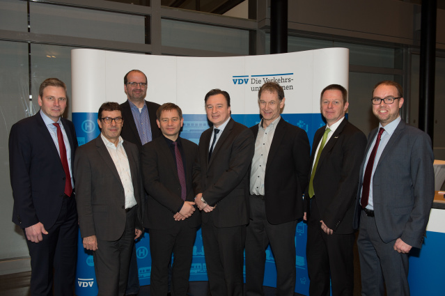 VDV-Podiumsdiskussion "Wohin steuert der Nahverkehr im Saarland?" <br> Peter Strobel (CDU), Hans-Peter Kurtz (SPD), MdB Thomas Lutze (Die Linke), Andreas Winter (Saarbahn), Uwe Hiltmann (VDV Südwest), Hubert Ulrich (Grüne), Frank Höhler (vlexx), Christian Hoffmann (VDV Südwest) (v.l.n.r.) Podiumsdiskussion „Wohin steuert der Nahverkehr im Saarland?“