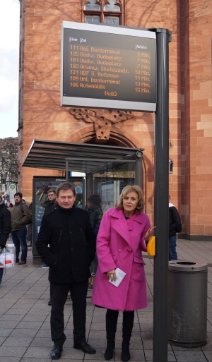 Die Oberbürgermeisterin, Charlotte Britz, testet die "Text to Speech" Funktion des neuen dynamischen Fahrgastinformationsanzeigers an der Bushaltestelle Rathaus Neuer dynamischer Fahrgastinformationsanzeiger an der Bushaltestelle Rathaus