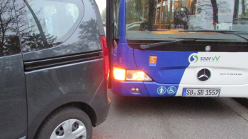 Falschparker blockieren Busverkehr Falschparker blockieren Busverkehr
