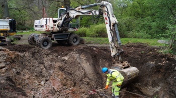 Riss Wassertransportleitung Meerwiesentalweg Wegen des Wasserrohrbruchs im Meerwiesertalweg fahren die Busse Umleitungen.