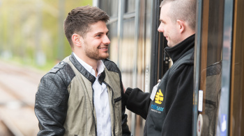 mobisaar-Lotsen helfen beim Ein- und Aussteigen mobisaar-Lotsen helfen beim Ein- und Aussteigen