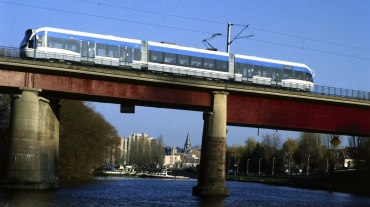 1997, Saarbahn auf ihrem Weg nach Sarreguemines über die Europa-Brücke Image