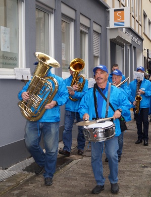 Marching-Band unterwegs zur Haltestelle Marching-Band vor dem SSC