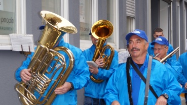 Marching-Band unterwegs zur Haltestelle Image