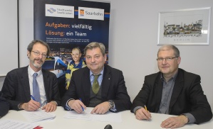 Christian Mundinger (SNCF), Peter Edlinger (Saarbahn), Jacques Weill (SNCF)  bei der Vertragsunterzeichnung in Saarbrücken (v.r.n.l., Quelle Saarbahn)