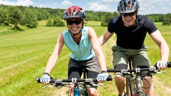 Während der Schulferien rund um die Uhr das Fahrrad in den Saarbahnen kostenlos mitnehmen Radfahrer im Grünen
