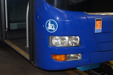 Plakette an der Frontseite zeigt an, ob Bus geeignet ist, E-Scooter zu befördern Image