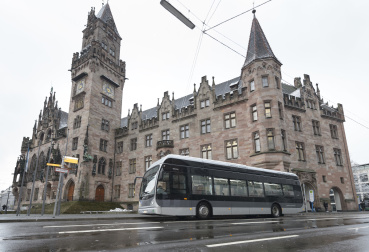 Der Wasserstoffbus hält vor dem Saarbrücker Rathaus Image