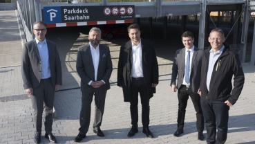 Dominik Stumpf Niederlassungsleiter Goldbeck Südwest, Saarbahn-Geschäftsführer Peter Edlinger, Oberbürgermeister Uwe Conradt, Baudezernent Patrick Berberich und Daniel Bürtel Baumanagement-Leiter der Stadtwerke eröffnen das neue Parkdeck am Bahnhof Brebach. Image