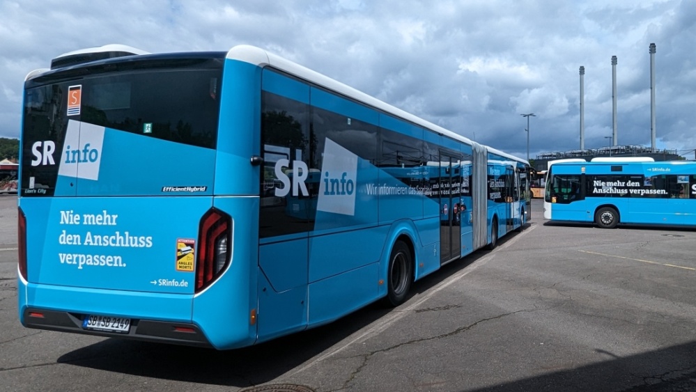 Gelenkbus Ganzbeschriftung SR Info Gelenkbus Ganzbeschriftung SR Info