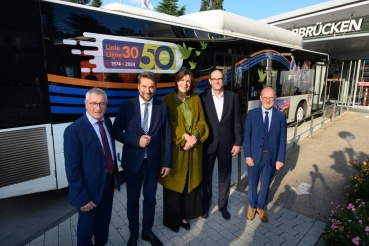 Ein halbes Jahrhundert Buslinie 30: Der City-Express verbindet Saarbrücken mit Forbach. (v.l. Präsident der Communauté d’Agglomération Forbach Porte de France Jean-Claude Hehn, Oberbürgermeister Uwe Conradt, Natascha Koenig Geschäftsführerin Forbus, Saarb Image