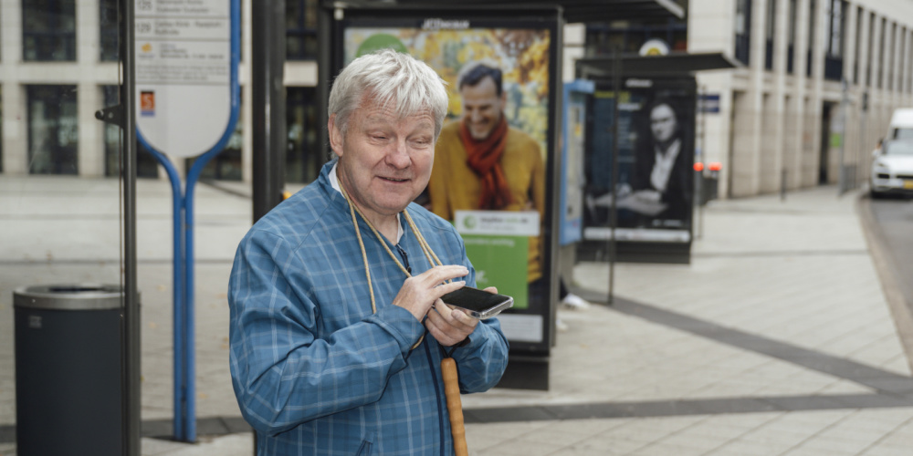 Betatester Heinz-Peter Engels an der Haltestelle Rathaus beim Technik-Check Betatester Heinz-Peter Engels an der Haltestelle Rathaus beim Technik-Check.