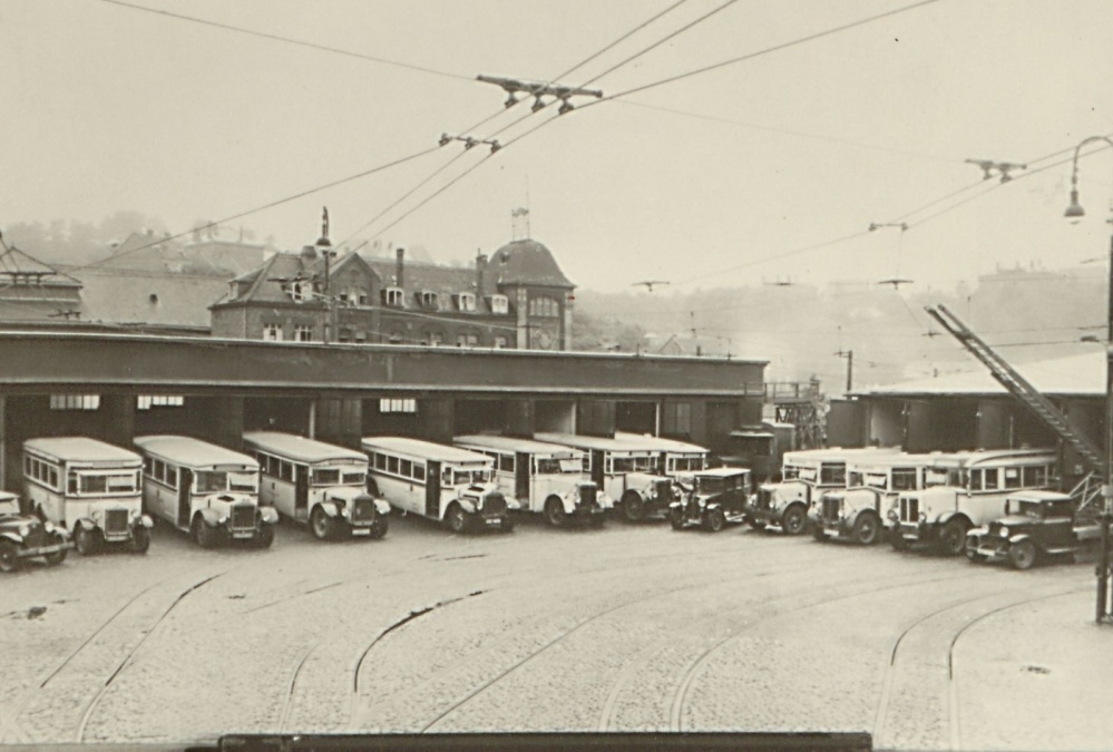 Omnibusparade im Betriebshof Saarbrücken mit PKW und Leiterwagen, 1934 Omnibusparade im Betriebshof Saarbrücken mit PKW und Leiterwagen, 1934