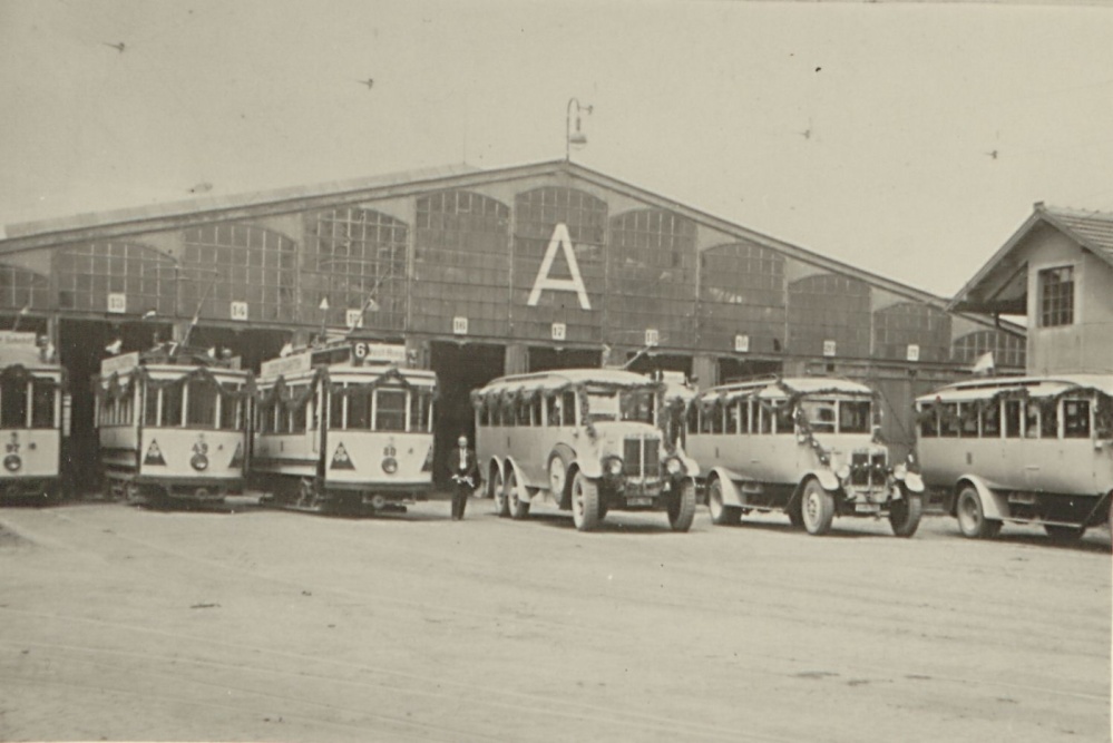 Straßenbahn- und Autobusaufstellung vor Wagenhalle A im Betriebshof Saarbrücken, 1938 Straßenbahn- und Autobusaufstellung vor Wagenhalle A im Betriebshof Saarbrücken, 1938