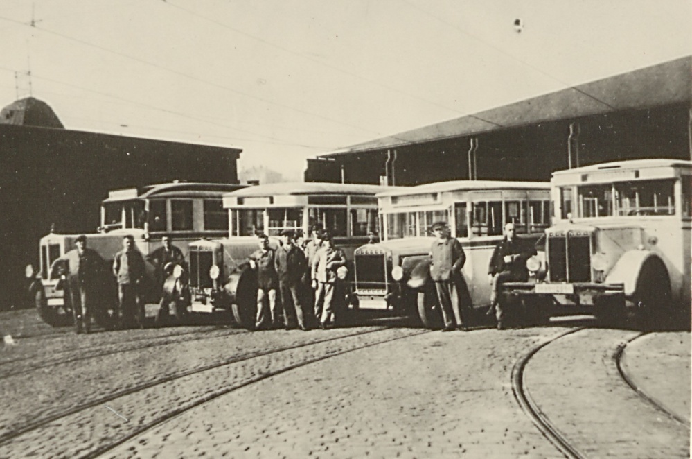 Autobusse 1937/1938 vor der Wagenhalle Betriebshof Saarbrücken Autobusse 1937/1938 vor der Wagenhalle Betriebshof Saarbrücken
