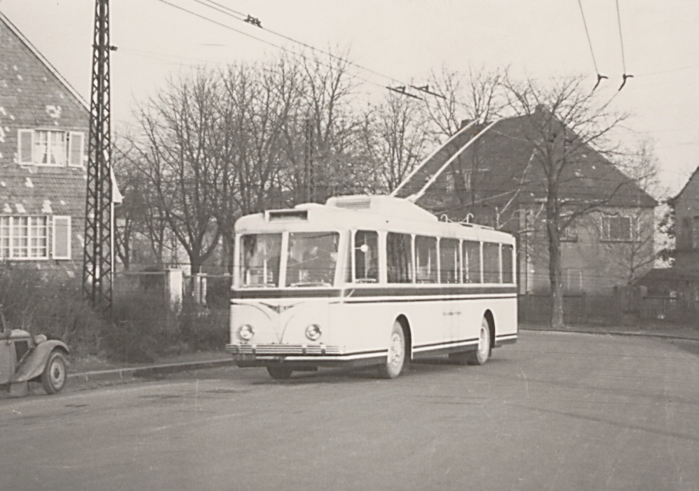 Vetra-Obus an der Abzweigung zum Reppersberg in Höhe der Notkirche (40er Grab), nach 1948 Vetra-Obus an der Abzweigung zum Reppersberg in Höhe der Notkirche (40er Grab), nach 1948