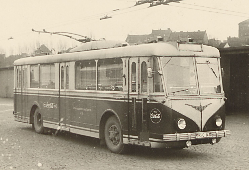 Vetra-Obus Nr.410 in rot-beiger Lackierung im Betriebshof der 1950er Jahre Vetra-Obus Nr.410 in rot-beiger Lackierung im Betriebshof der 1950er Jahre