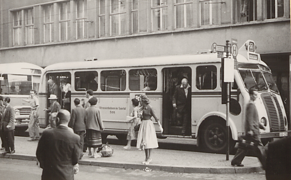 Berliet-Bus Nr. 506 auf der Linie 23 vom Homburg zum Rodenhof in der Bahnhofstraße in Höhe des damaligen Café Kiwitt 1959 Berliet-Bus Nr. 506 auf der Linie 23 vom Homburg zum Rodenhof in der Bahnhofstraße in Höhe des damaligen Café Kiwitt 1959