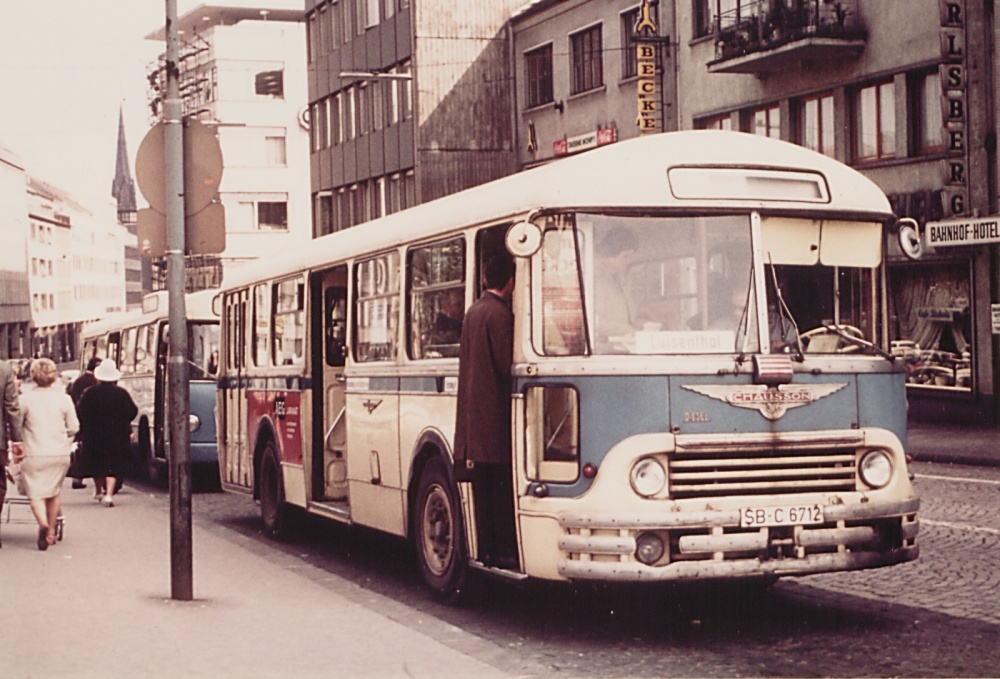 Autobus 612 aus der Serie 550-627, Hersteller: Chausson, Baujahr 1958-61, am Hauptbahnhof-obere Kaiserstraße 1965 Autobus 612 aus der Serie 550-627, Hersteller: Chausson, Baujahr 1958-61, am Hauptbahnhof-obere Kaiserstraße 1965