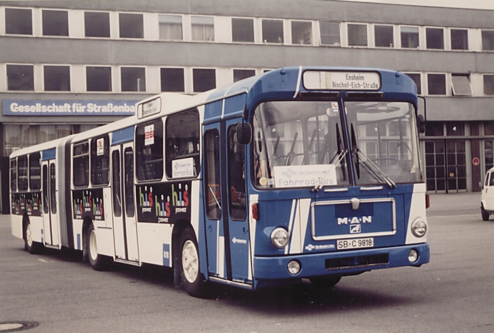 Der zeitweise zum Fahrrad-Bus umgebaute MAN-Gelenkbus Typ SG 192 818 in neuer Lackierung im Betriebshof der 80er Jahre Der zeitweise zum Fahrrad-Bus umgebaute MAN-Gelenkbus Typ SG 192 818 in neuer Lackierung im Betriebshof der 80er Jahre