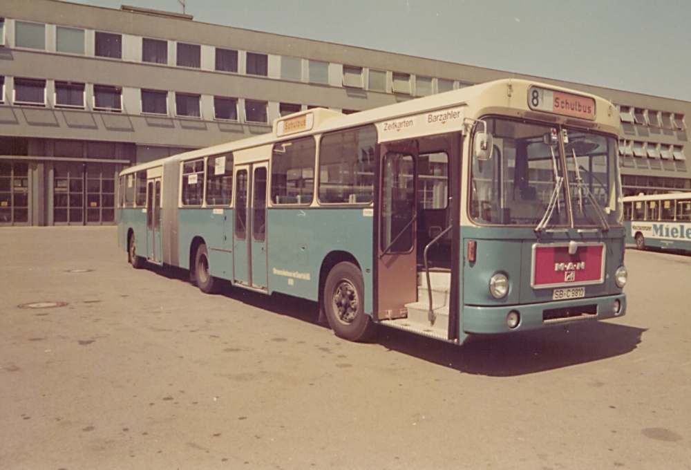 MAN-Gelenkbus WG 810, Betriebshof Saarbrücken, 1975 MAN-Gelenkbus WG 810, Betriebshof Saarbrücken, 1975