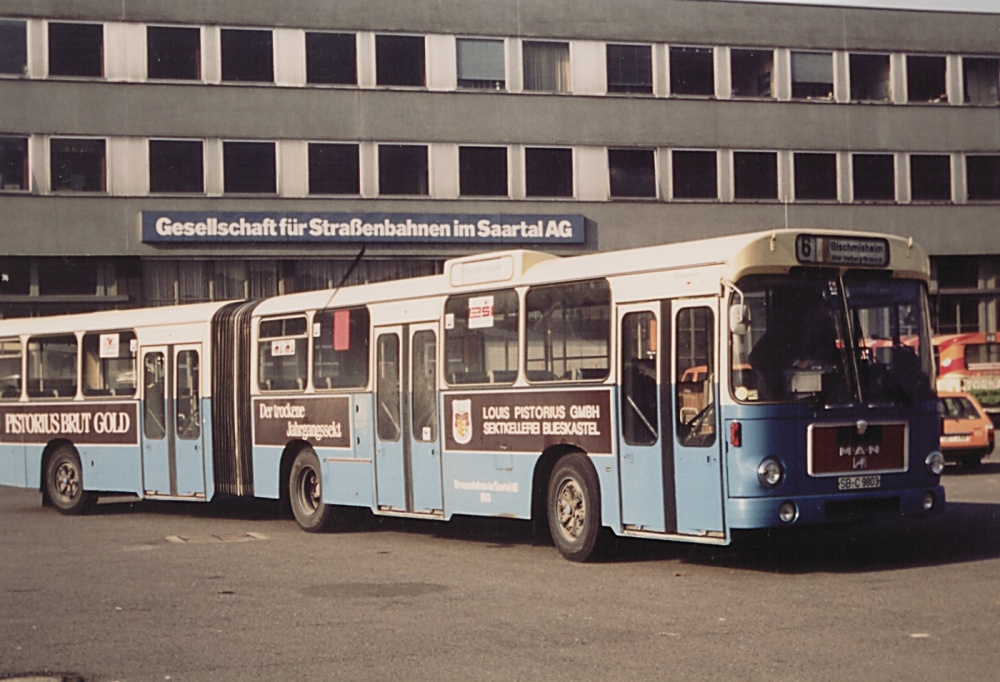 Von 1974 bis 1989 war dieser Gelenkbus MAN SG 192 mit der Wagen-Nummer 803 im Einsatz in Saarbrücken und machte Werbung für Sekt aus Blieskastel Von 1974 bis 1989 war dieser Gelenkbus MAN SG 192 mit der Wagen-Nummer 803 im Einsatz in Saarbrücken und machte Werbung für Sekt aus Blieskastel