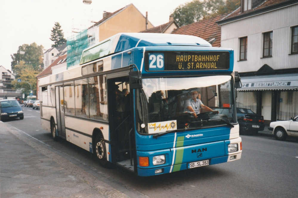 Erdgas-Niederflurbus 283 auf der „blauen“ Linie 26 am Schenkelberg im Oktober 1995 Foto: M.Philipp Erdgas-Niederflurbus 283 auf der „blauen“ Linie 26 am Schenkelberg im Oktober 1995