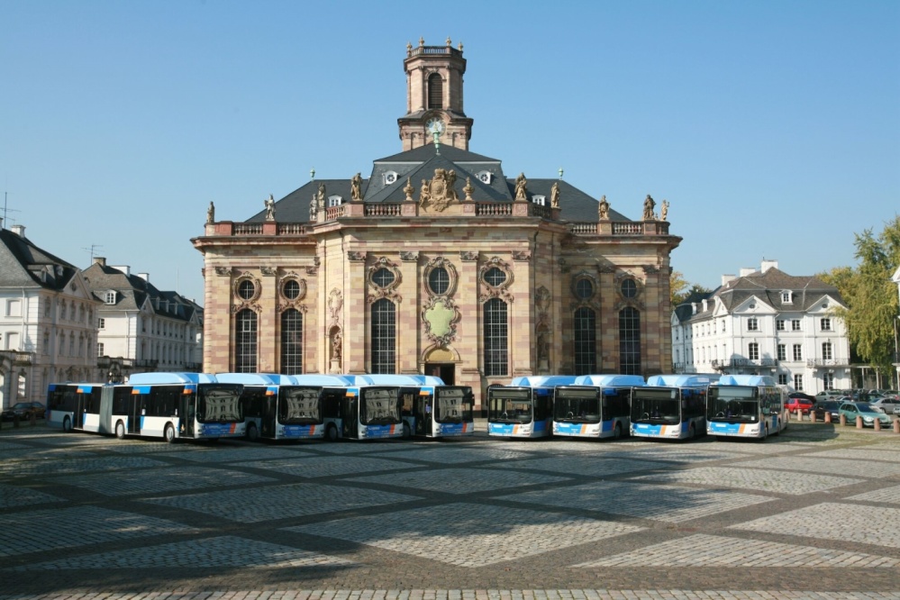 2005 wurden acht neue Erdgasbusse von MAN sehr repräsentativ vor der Ludwigskirche präsentiert. Bis 2021 waren diese Busse im Einsatz 2005 wurden acht neue Erdgasbusse von MAN sehr repräsentativ vor der Ludwigskirche präsentiert. Bis 2021 waren diese Busse im Einsatz