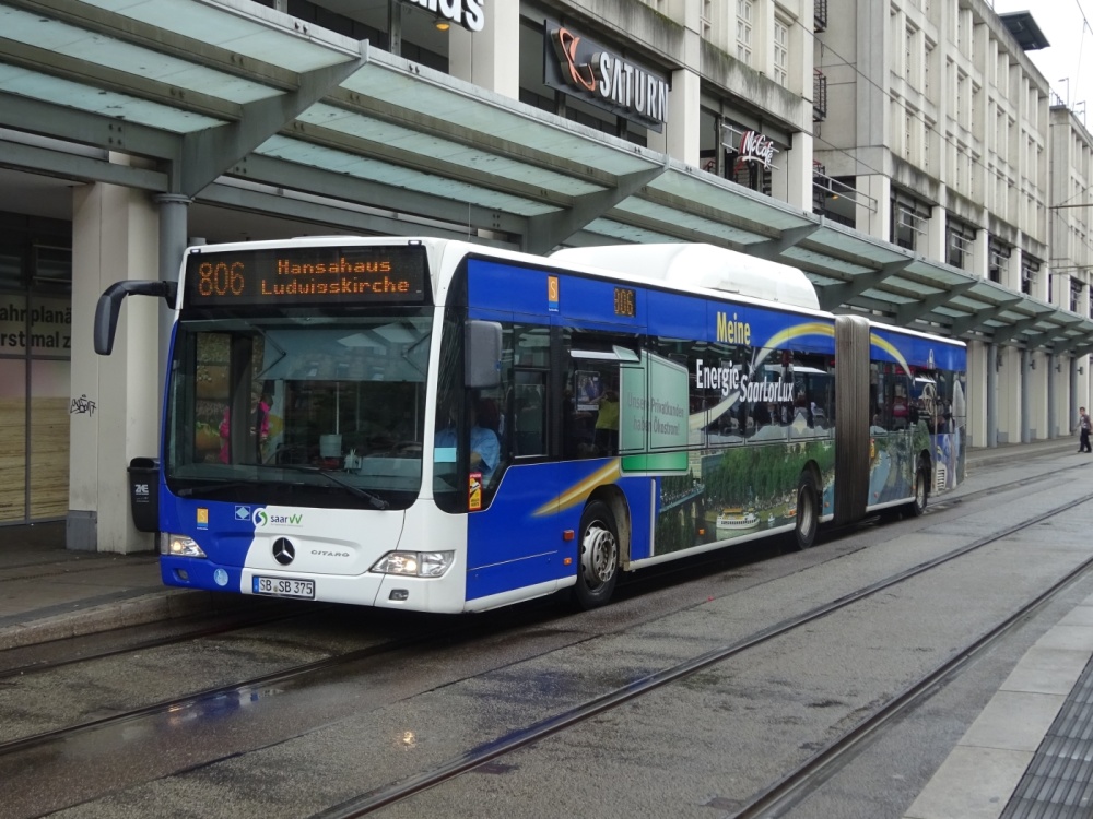 Einer der letzten Erdgasbusse Saarbrückens war der Mercedes-Gelenkbus 375, hier im Jahr 2021 als Schulverstärker 806 am Hauptbahnhof. Foto: M. Philipp Einer der letzten Erdgasbusse Saarbrückens war der Mercedes-Gelenkbus 375, hier im Jahr 2021 als Schulverstärker 806 am Hauptbahnhof. Foto: M. Philipp