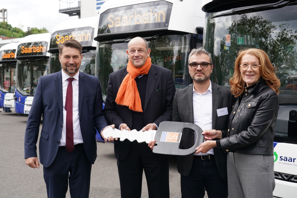 Der Managing Director Europe Erhan Eren von Wrightbus übergab offiziell den Schlüssel an Oberbürgermeister Uwe Conradt, Ministerin Petra Berg und an Saarbahn-Geschäftsführer Karsten Nagel. Symbolische Schlüsselübergabe