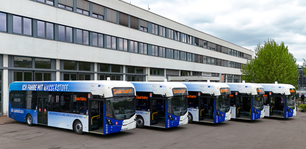 5 neue Wasserstoffbusse für die Saarbahn 5 Wasserstoffbusse vor Buswerkstatt am Betriebshof