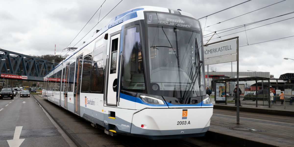 Saarbahn der zweiten Generation an der Haltestelle Römerkastell Neue Züge für die Saarbahnflotte