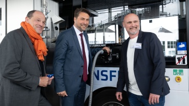 Saarbahn nimmt Wasserstofftankstelle in Betrieb (v.l. Saarbahn-Geschäftsführer Karsten Nagel, Oberbürgermeister Uwe Conradt und Leiter Infrastruktur bei der Saarbahn Torsten Burgardt (Bild Saarbahn/Iris Maurer) Image