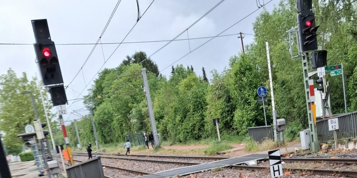 Unerlaubt im Gleisbett kann Leben kosten Kinder rennen über die Gleise