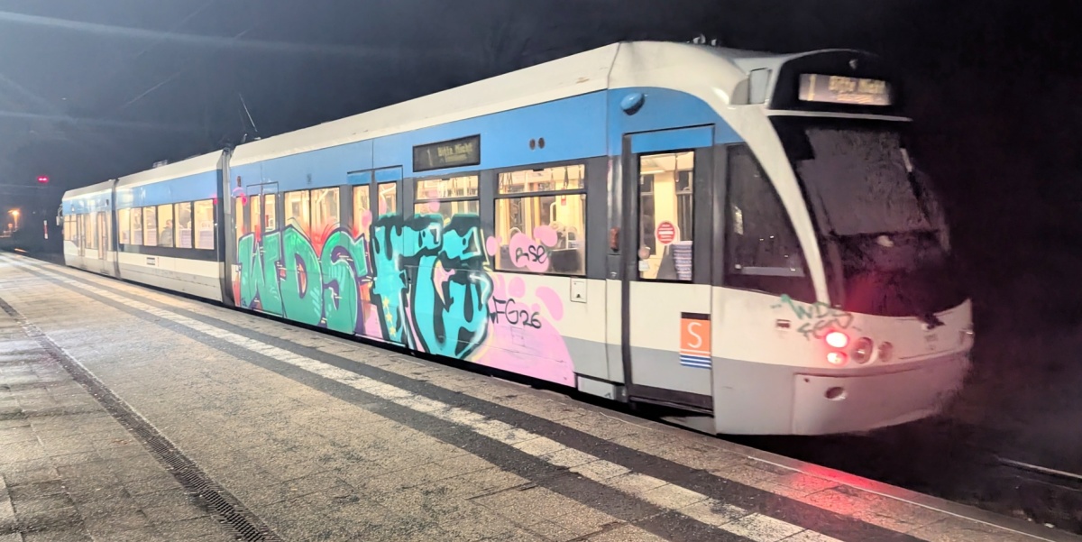 Graffiti auf der Saarbahn Illegale Sprühereien auf den Fahrzeugen